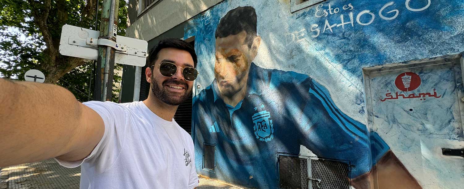 Selfie en el Mural El desahogo de Scaloni